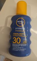 Angfeangene über Hälfte volle Nivea Sonnencreme
