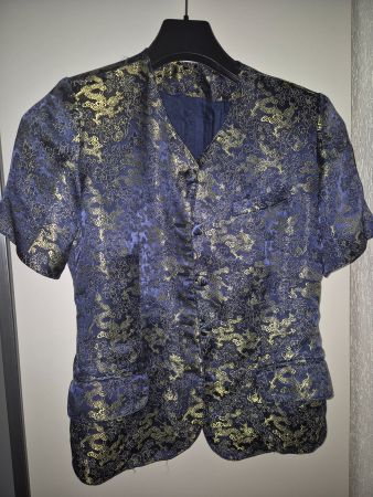 Schöner Sommerblazer mit goldenem Drachenmuster, Grösse M