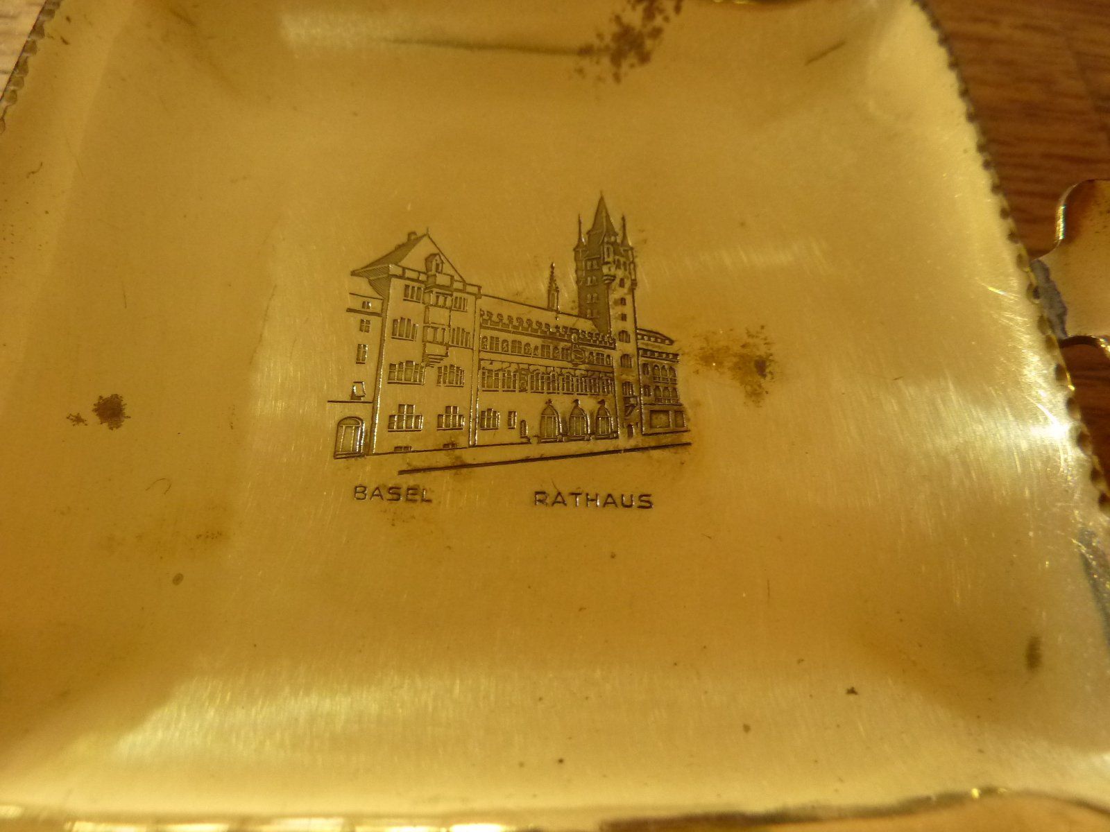 Portacenere: Aschenbecher Messing Rathaus Basel SIGG Swiss – Usato da Hochfelden venduto da swissice 1
