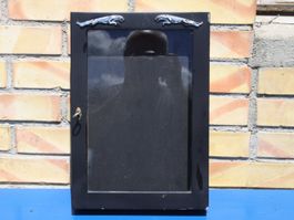 VINTAGE WANDVITRINE MIT 2 JAGUAR FIGUREN + MIT SCHLÜSSEL