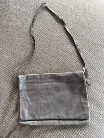 Sac pochette en cuir gris COS