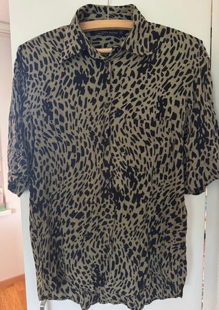 ZARA. Grüne, schwaarze Bluse mit Animal-Print. Gr. S.