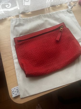 Loewe Clutch Tasche rot mit Logo-Prägung