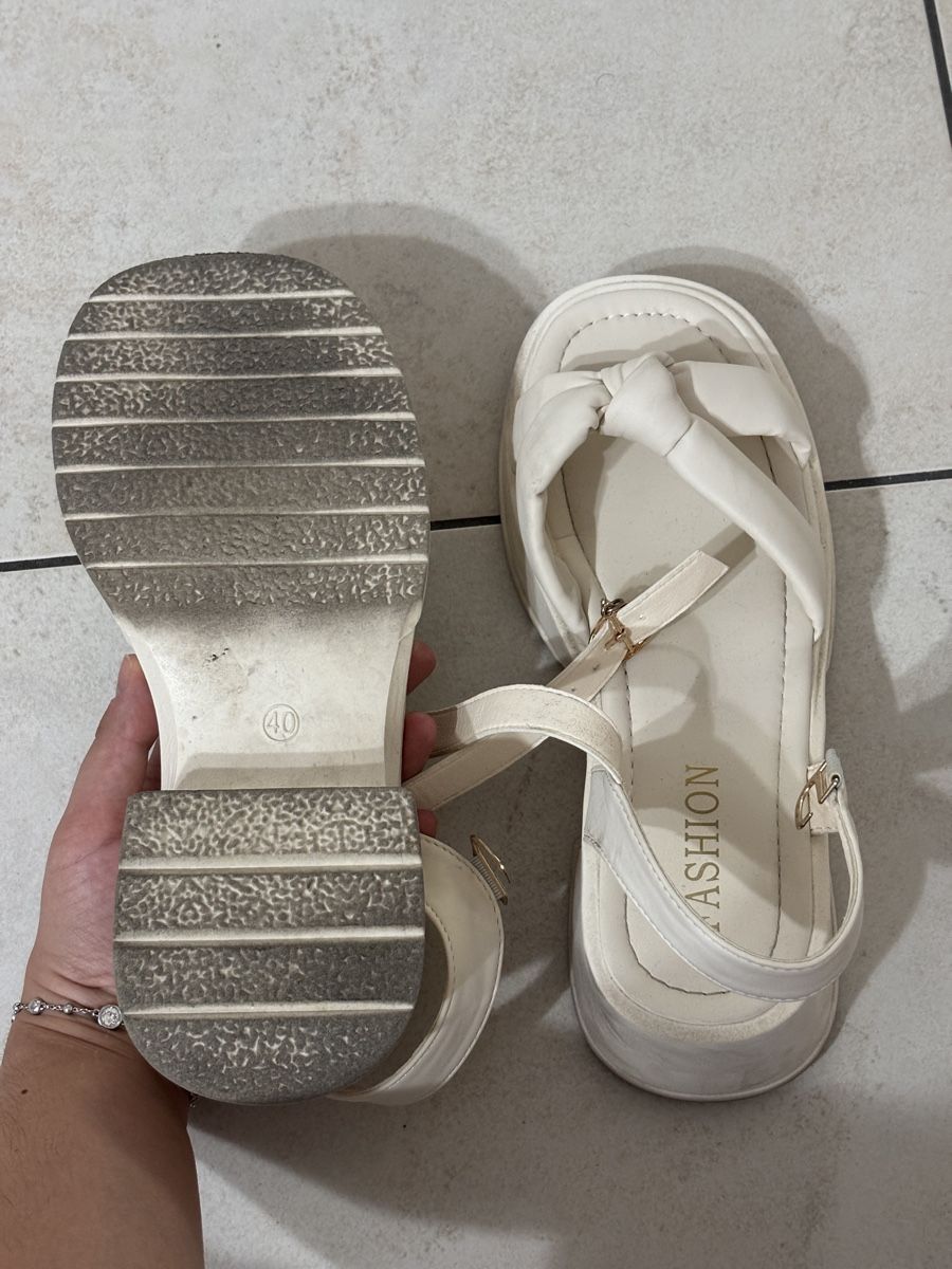 Chaussures femmes: Sandalen weiss Plateau – D'occasion à Hendschiken par besusu 2