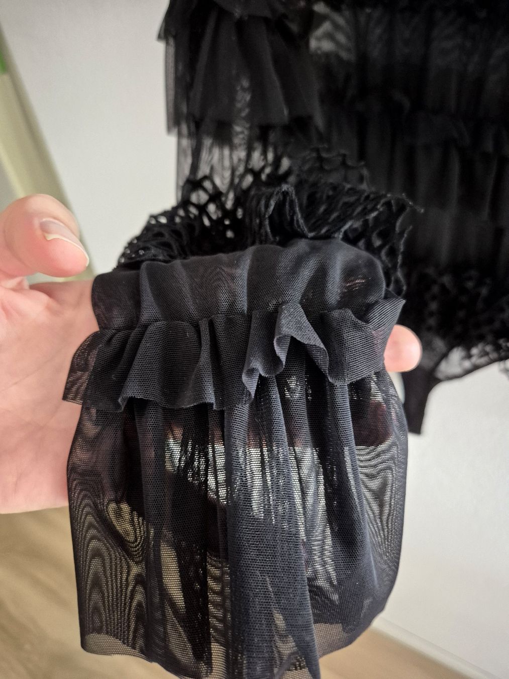 Top: Sheer Black Ruffle Bodysuit - Size M – Nuovo (secondo la descrizione) da Bern venduto da des_7cqy 4