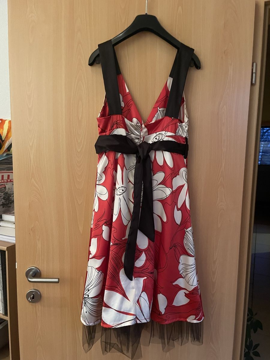 Kleider: Robe d'été rouge à fleurs - taille S - Chic et élégante – Gebraucht aus Montmollin von alexrey 1