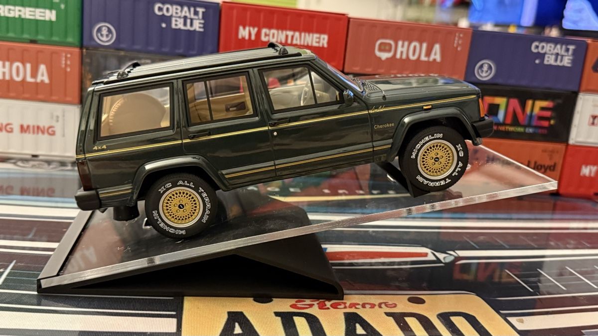 Modellini d'auto: Display case for model cars, clear acrylic, black base – Usato da Basel venduto da Zomeg 8