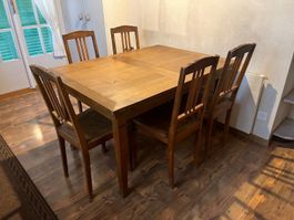 Tisch mit Stühlen