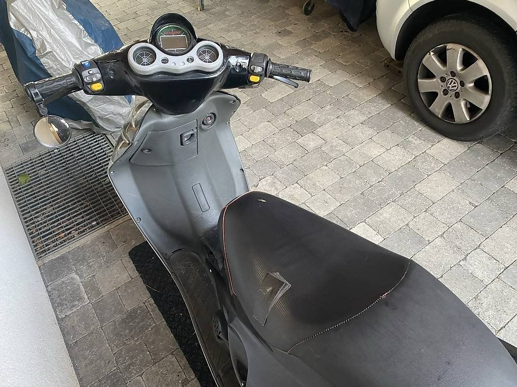 Malaguti Scooter: Malaguti f15 50 ccm Roller – Usato da Zwillikon venduto da Keith 3