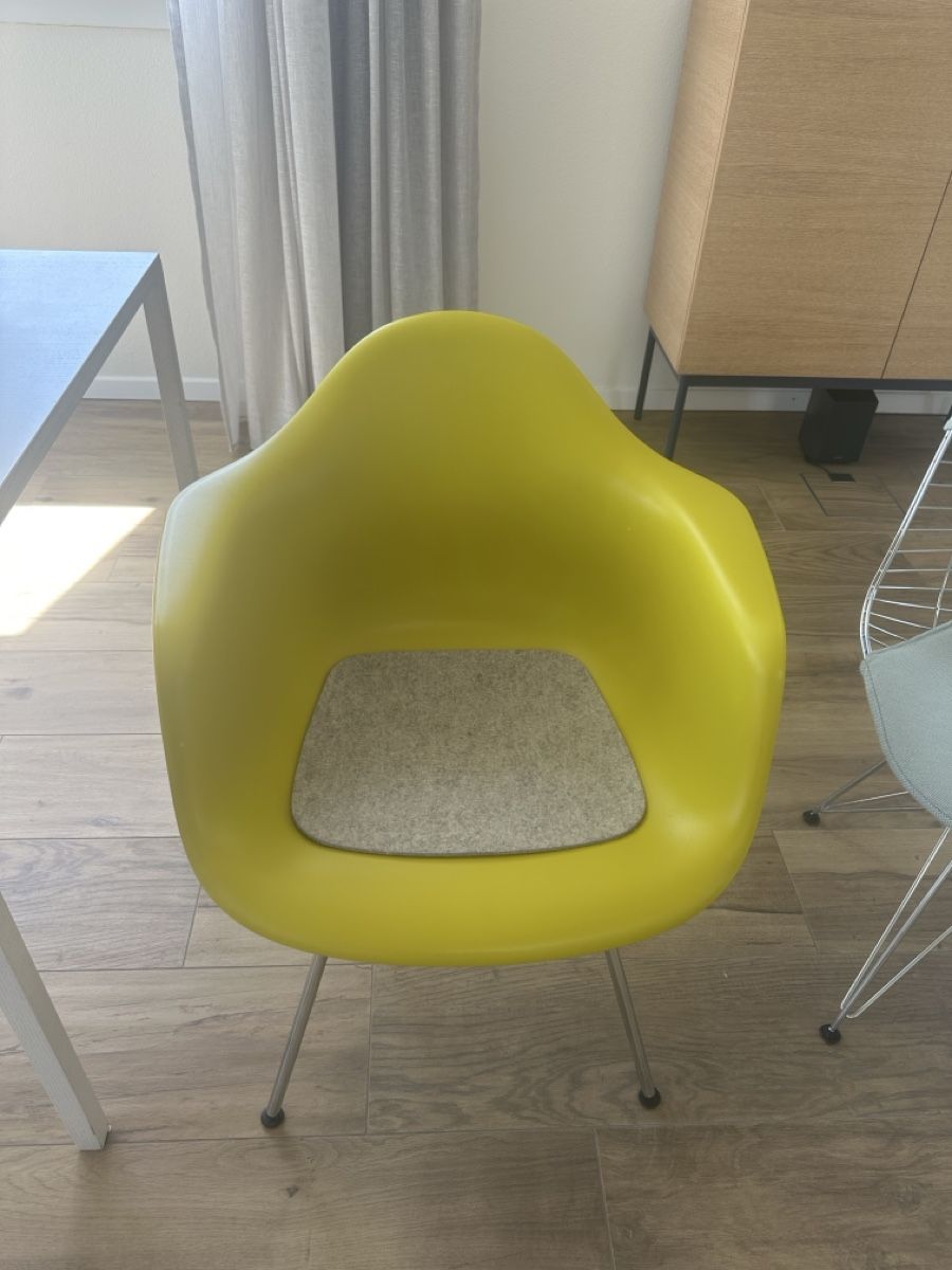 Vitra Poltrone: Vitra Eames Plastic Armchair DAX Gelb mit Filzsitzfläche – Usato da Hünenberg See venduto da misterblee