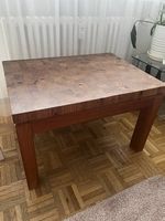 Massiver Holztisch, perfekt für den Herbst. 🌳🍽️💯