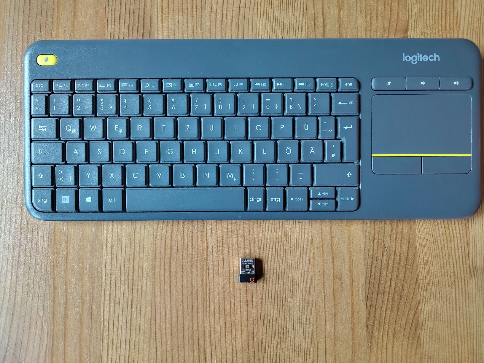Logitech Tastaturen: Logitech K400 Plus Tastatur mit Touchpad und Unify Bluetooth – Gebraucht aus Zürich von Almohammed