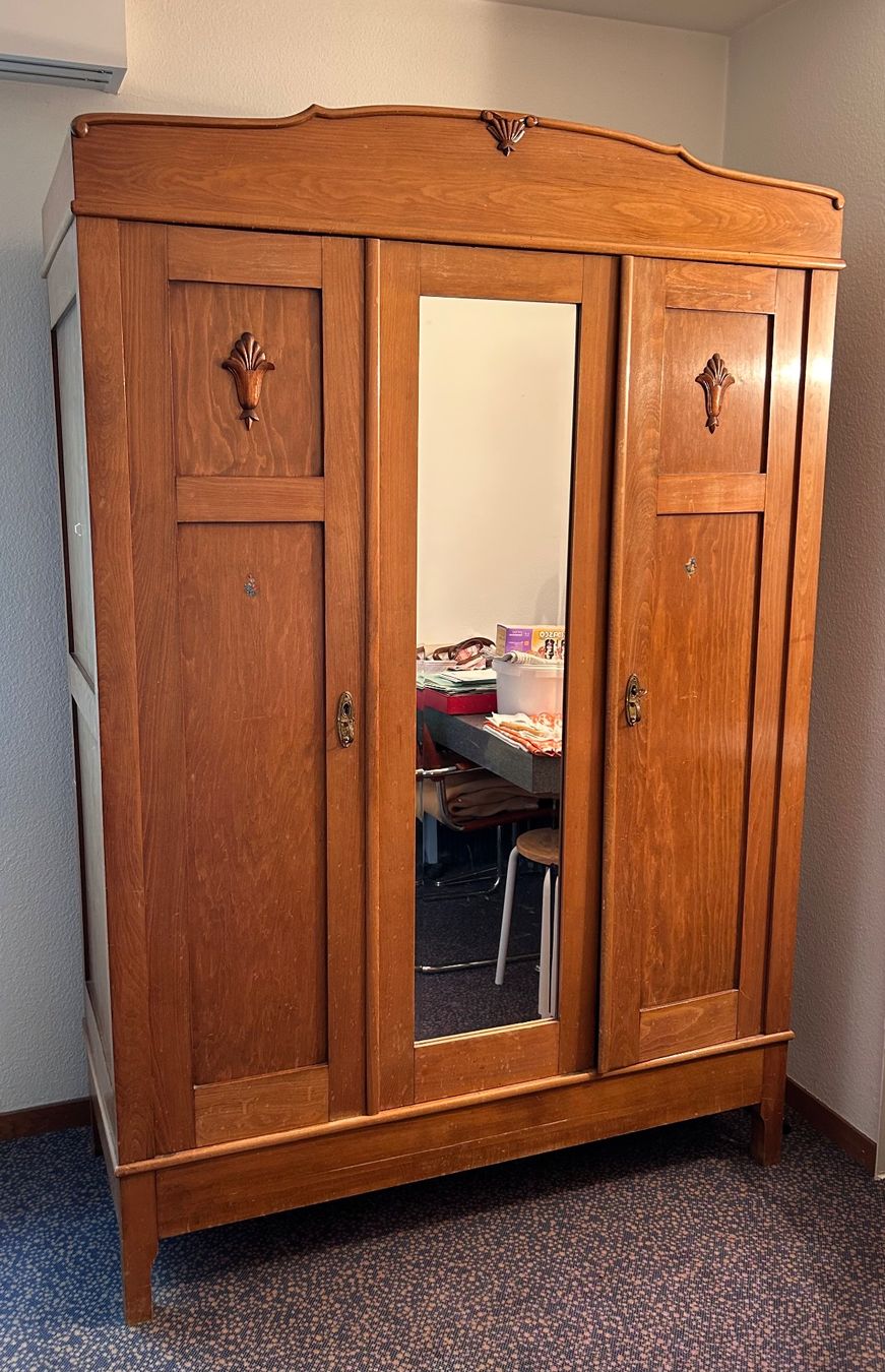 Armadi: Schöner Holzschrank – Usato da Unterägeri venduto da Hallihallox