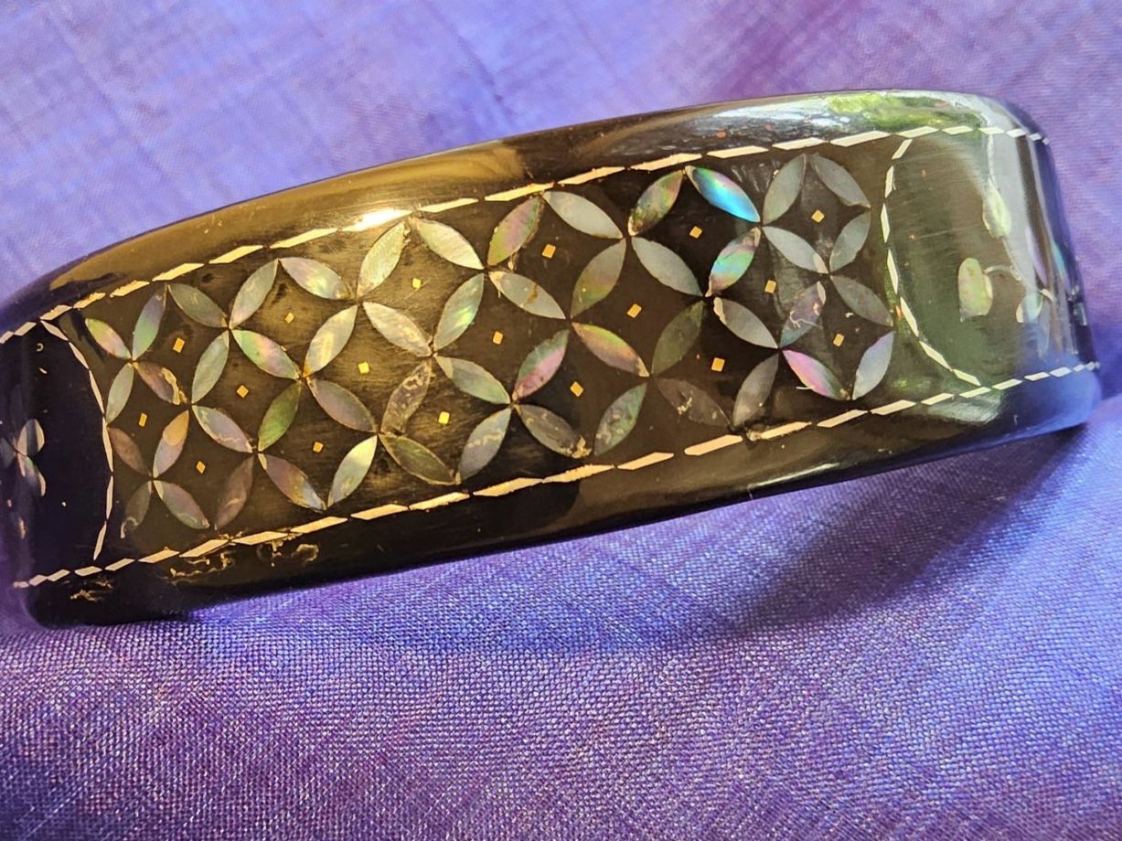 Armbänder & -reifen: Alter Handmade schwarzer Lack Perlmutt Armreif, China – Gebraucht aus Zürich von SciTec