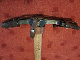 Militär Schanzwerkzeug Pickel mit Leder