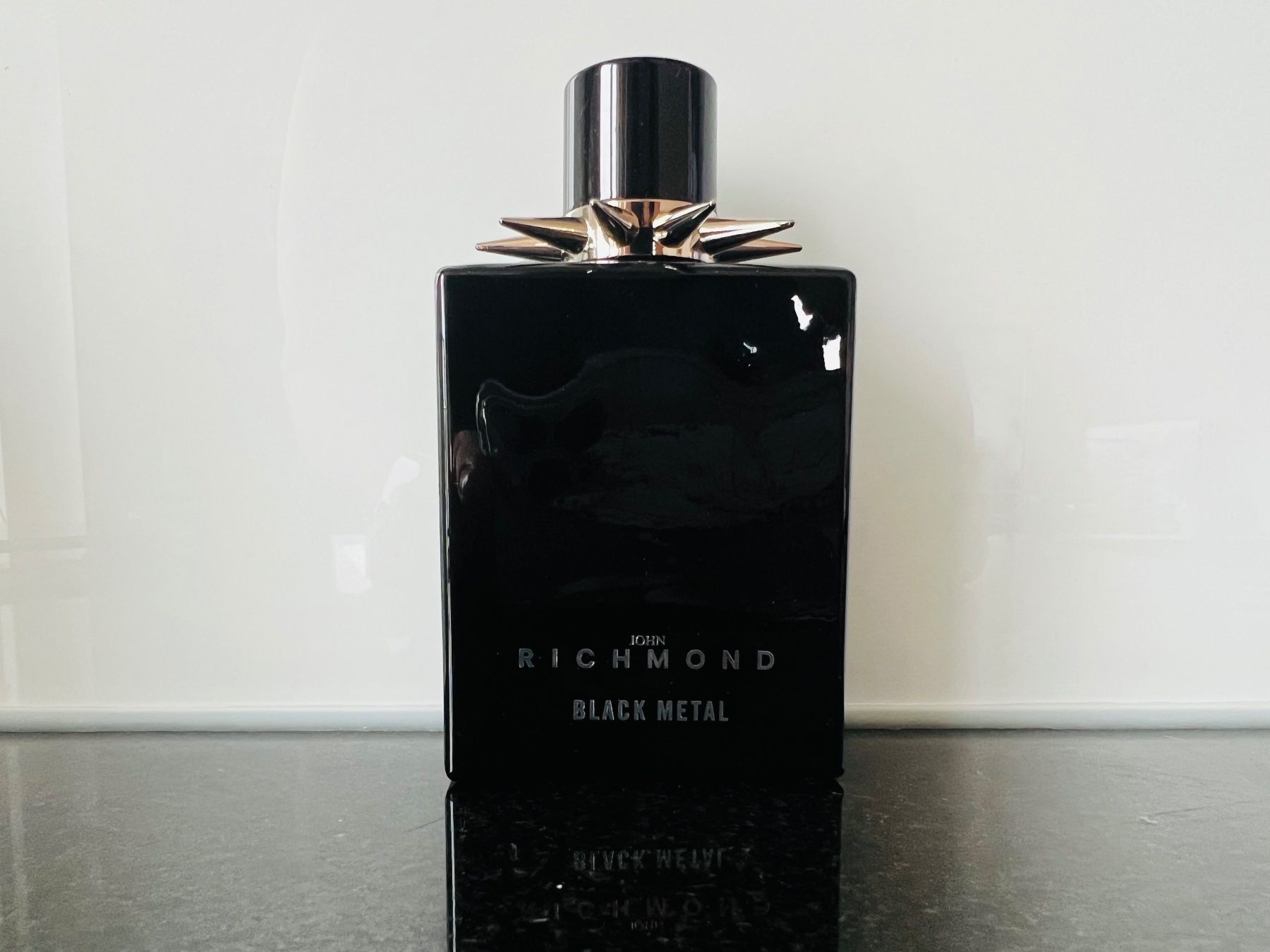 Profumi & Eau de Toilette: John Richmond Black Metall 1 Stk. – Nuovo e nell'imballaggio originale da Emmen venduto da IMV-Liquidationen