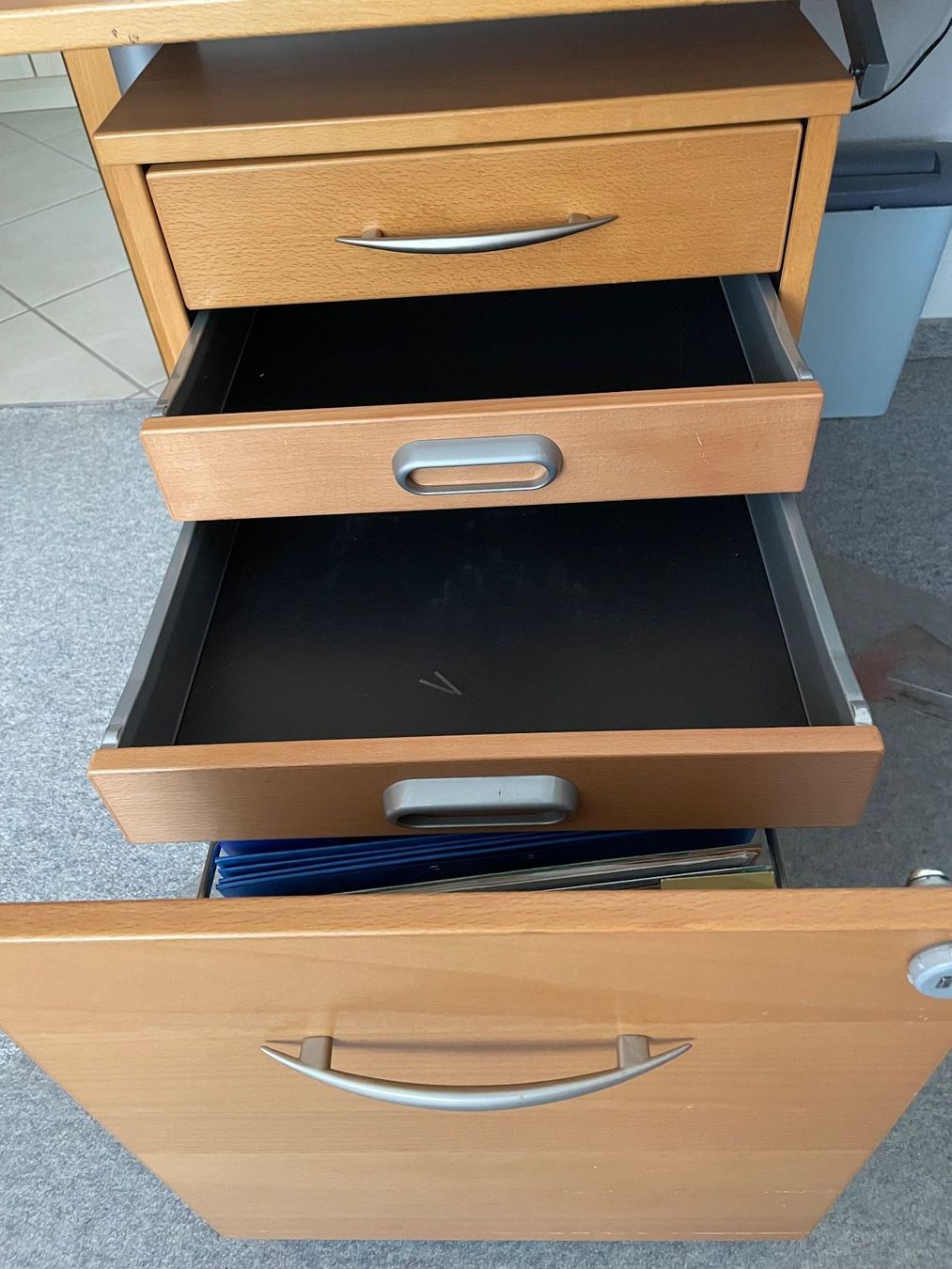 Scrivanie: Schreibtisch mit Aktenschrank – Usato da Bubikon venduto da lontalk 2