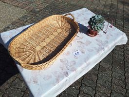 Langer handgeflochtener Weidenkorb mit zwei Henkeln