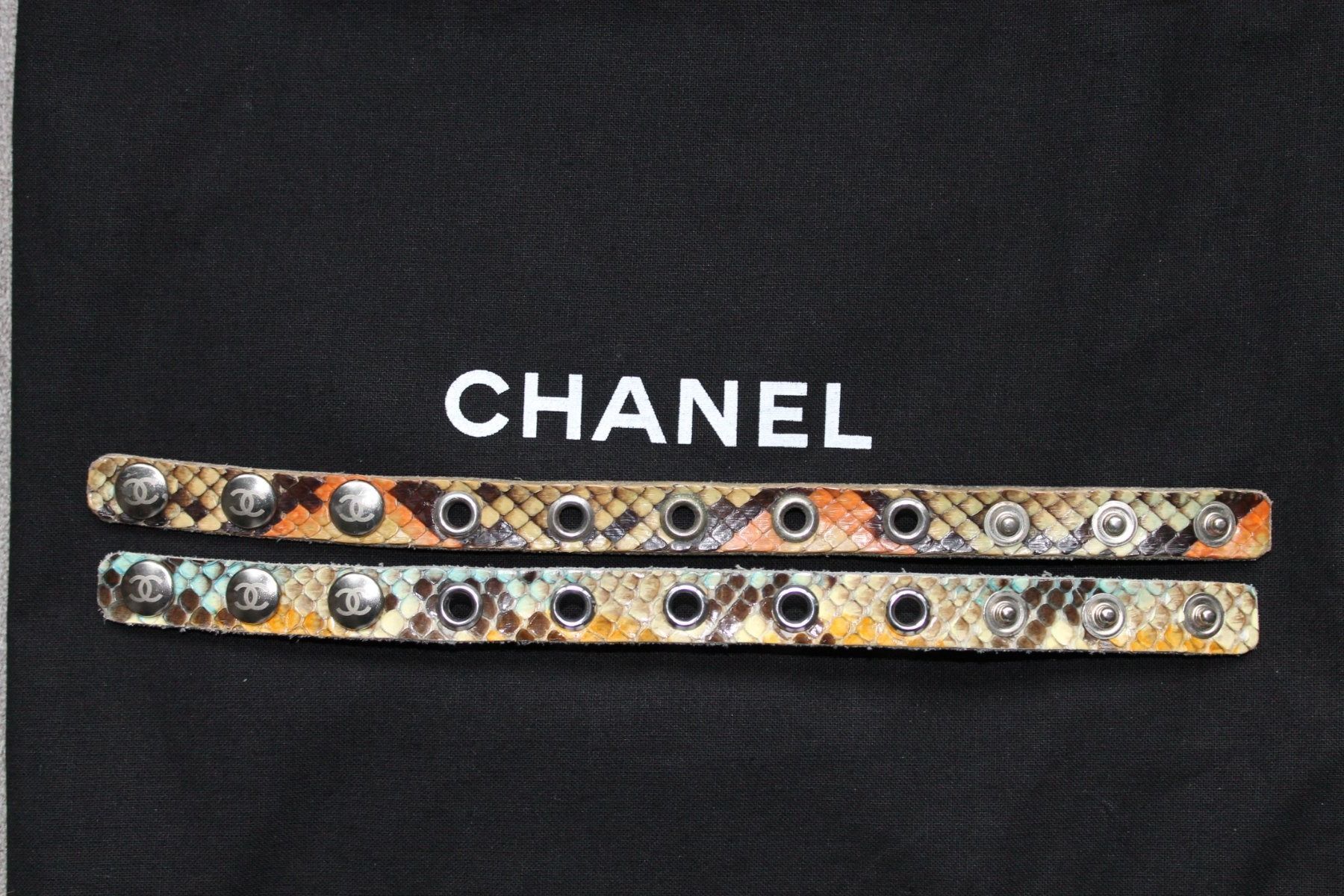 Chanel Armbänder & -reifen: CHANEL Python Leder Armband Armreif CC Logo – Gebraucht aus Wängi von Pambola