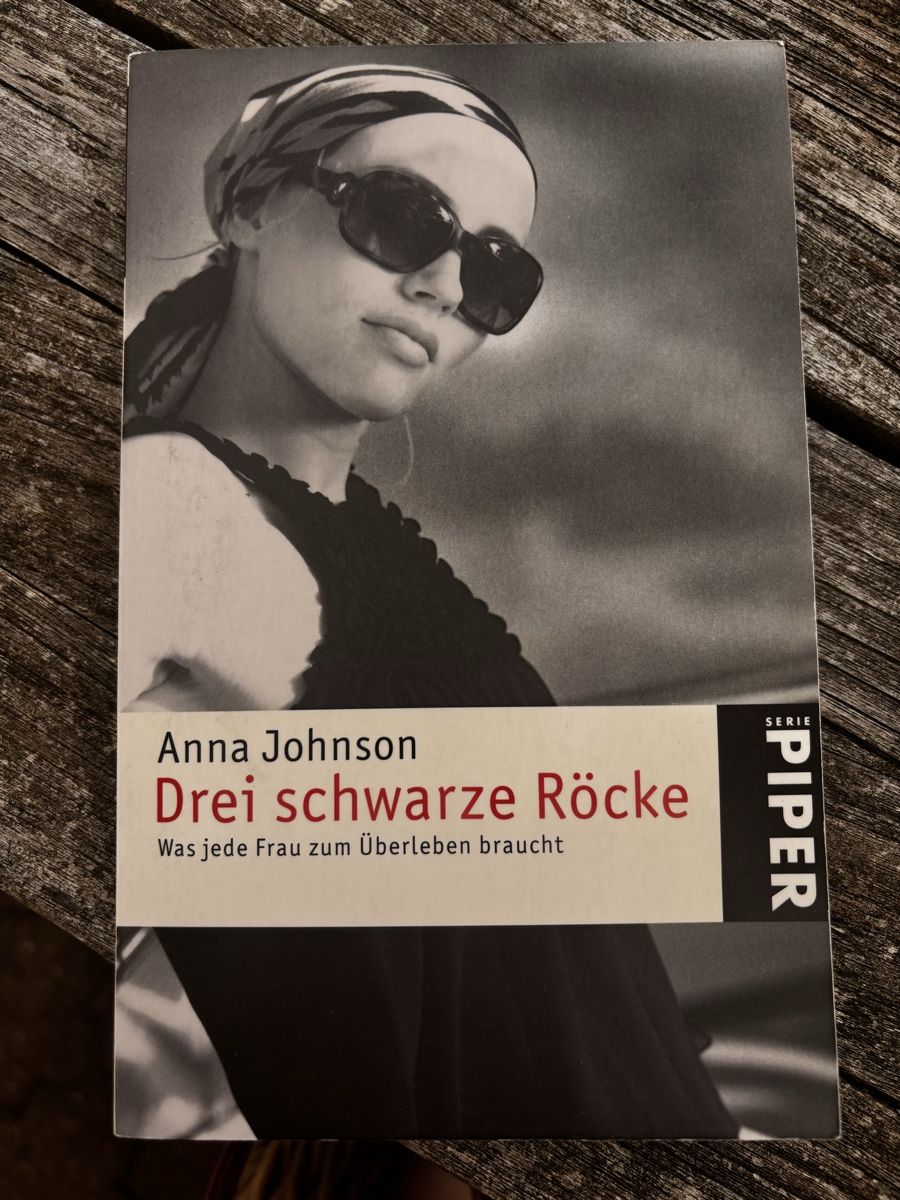 Libri: Anna Johnson - Drei schwarze Röcke - Basic Living 📖 – Usato da Hinteregg venduto da Natsuki13