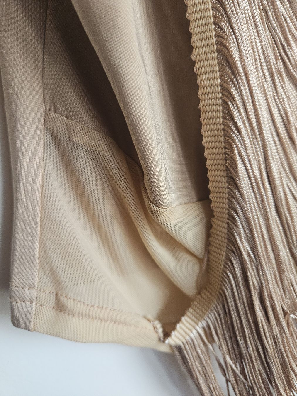 Top: Top beige mit Fransen von Temu – Nuovo (secondo la descrizione) da Ebikon venduto da SecondChance_byM 3