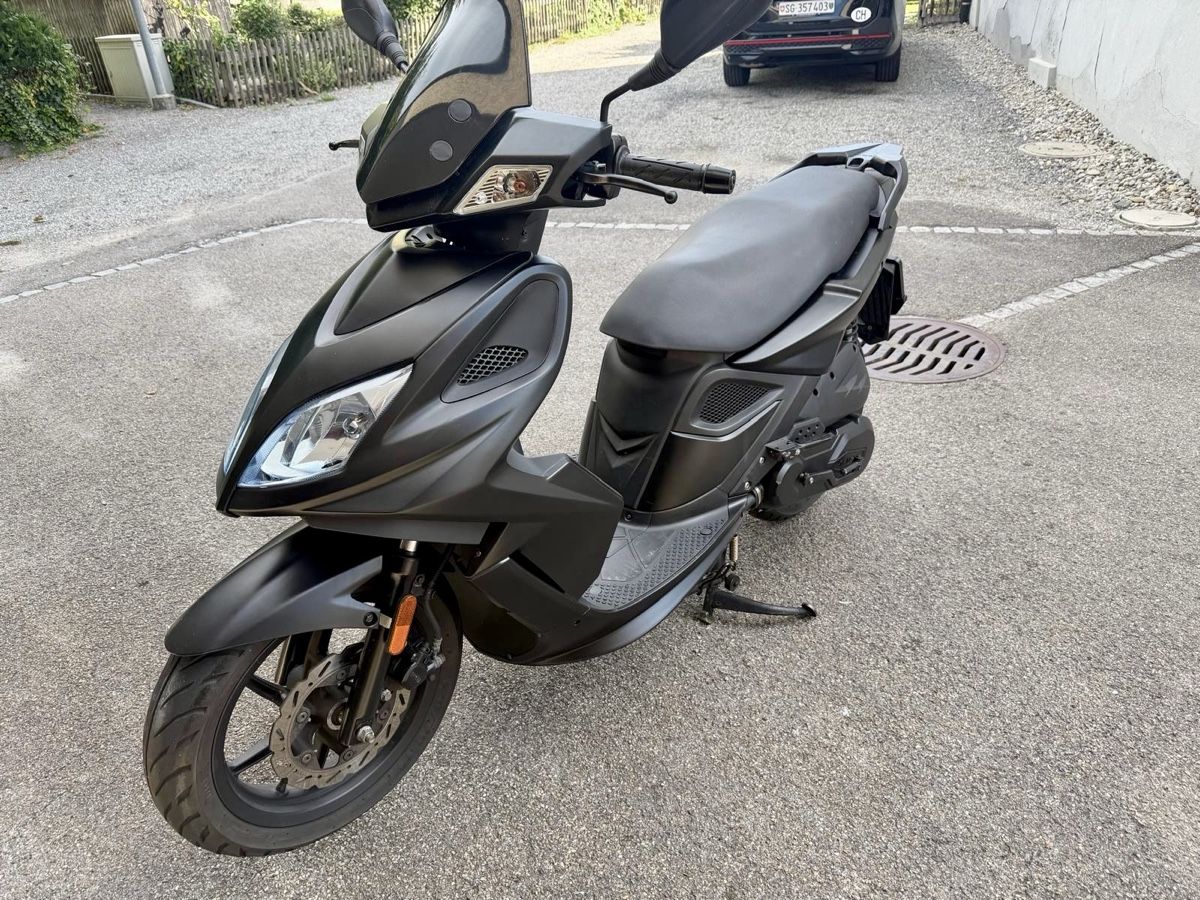 Kymco Scooter: Roller Kymco Super8 125 schwarz – Usato da Widnau venduto da t1990 1