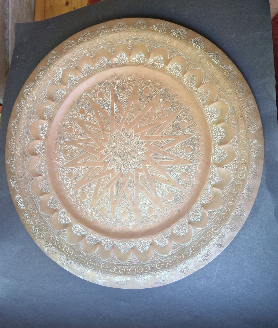 Piatti di portata: Antikes Kupferblech Tablett mit Sternenmuster DM ca 45 cm – Usato da Seengen venduto da Seestern77 4