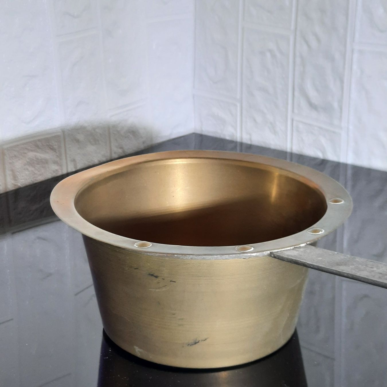 Casseroles: Sehr robuster Kaminkochtopf aus Messing – D'occasion à Unterägeri par Altgoldschmuck 3