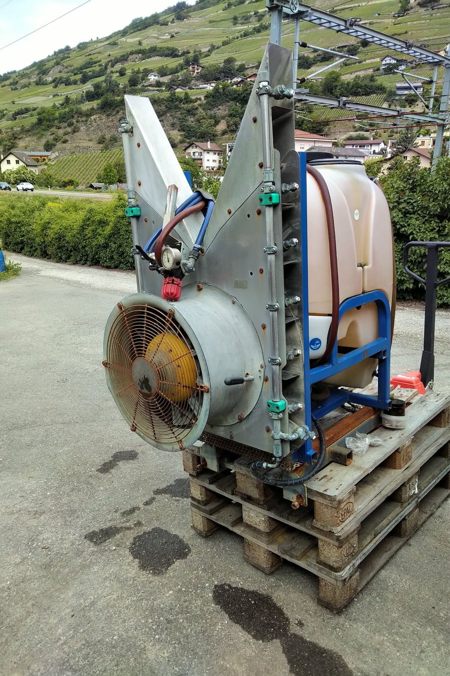 Toutes les machines: Atomiseur 200lt à entraînement hydraulique – D'occasion à Noës par Callagan