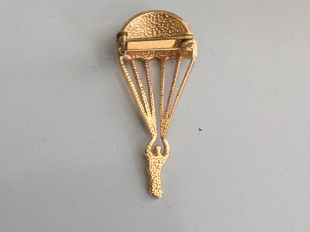 Plaquettes & Badges: Brosche Fallschirmspringer goldfarben emailliert – D'occasion à Mönchaltorf par Blechfreund 1