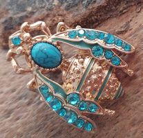 kleiner goldfarbener Bienen Pin mit blauen Strass-Steinen