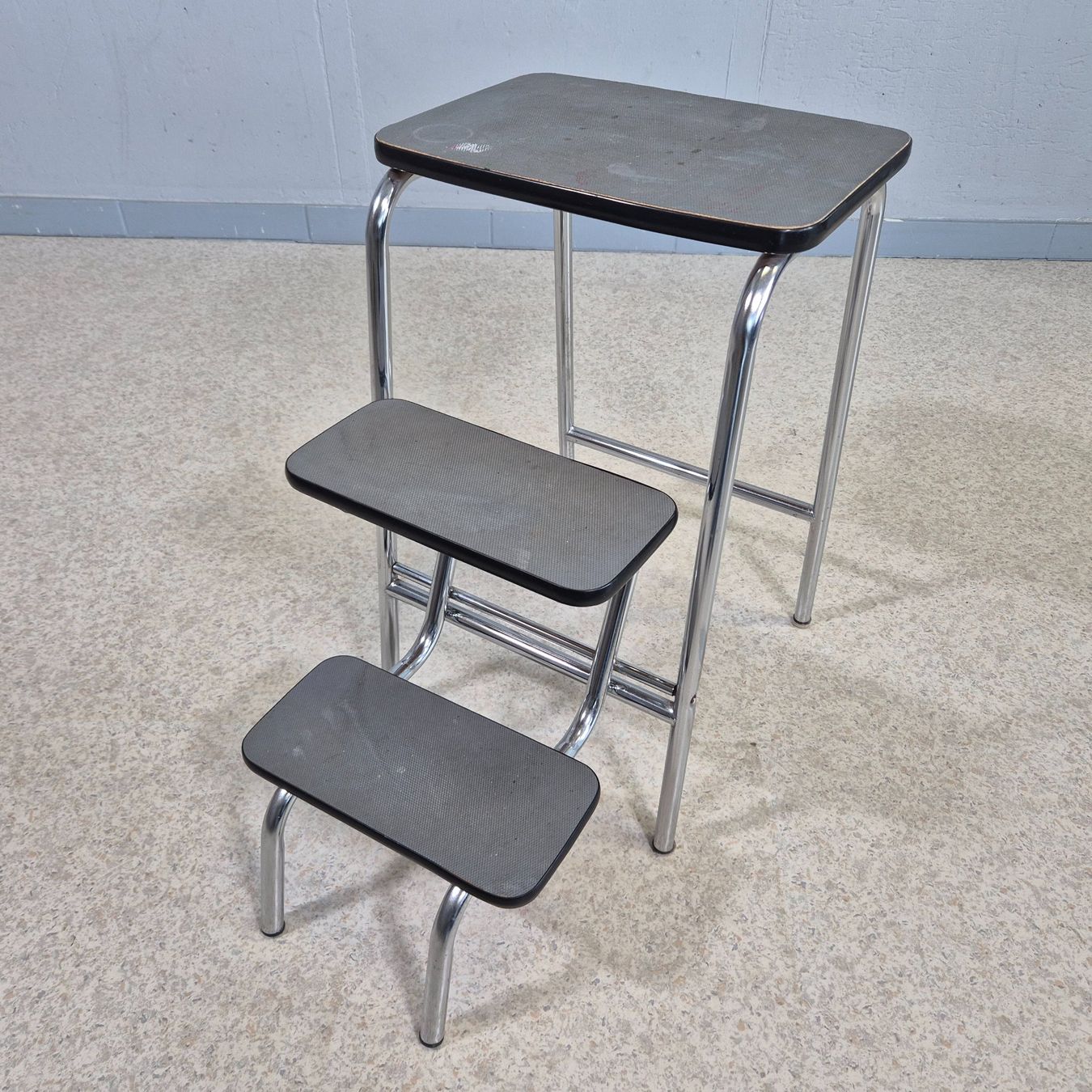 Sgabelli: Step-Stool Tritthocker 3-Tritt Hocker grau – Usato da Nottwil venduto da Wondewa-Shop