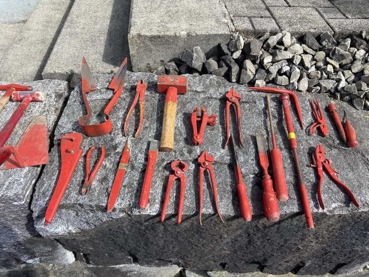 Alle Werkzeuge: Alte, rot-angemalte Werkzeuge – Defekt aus Schötz von Willibandi 3
