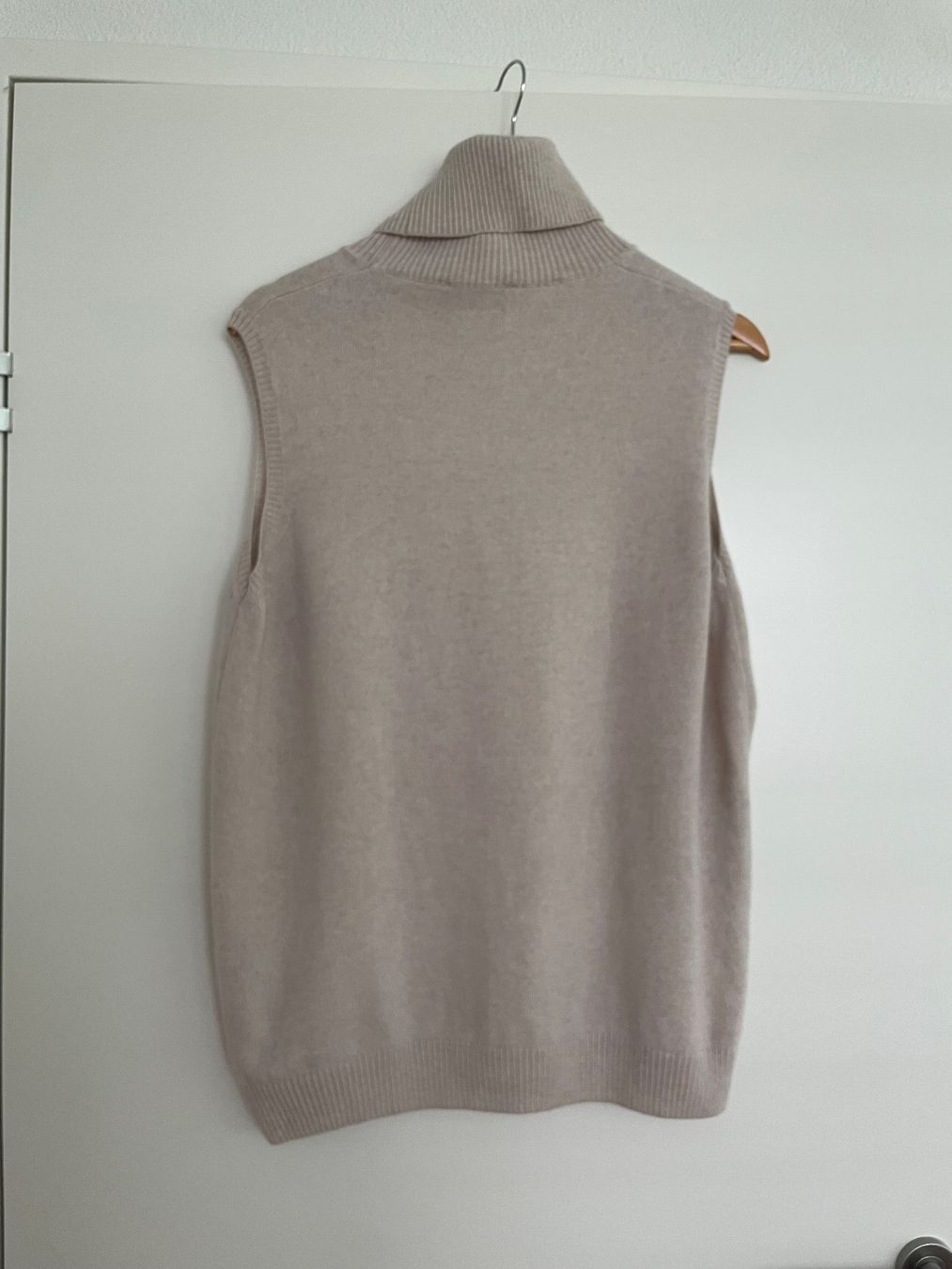 Gilets & Westen: Strickweste Esisto Rollkragen beige – Gebraucht aus Buchs SG von VintageHomeCH 1