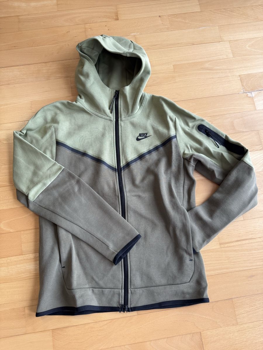 Nike Pullover & Sweatshirts: Nike Tech Sweat zippé vert sauge – Gebraucht aus Fontainemelon von erin.blm 1