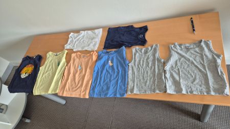8 débardeurs taille 98/104 : PN: CHF 39.90