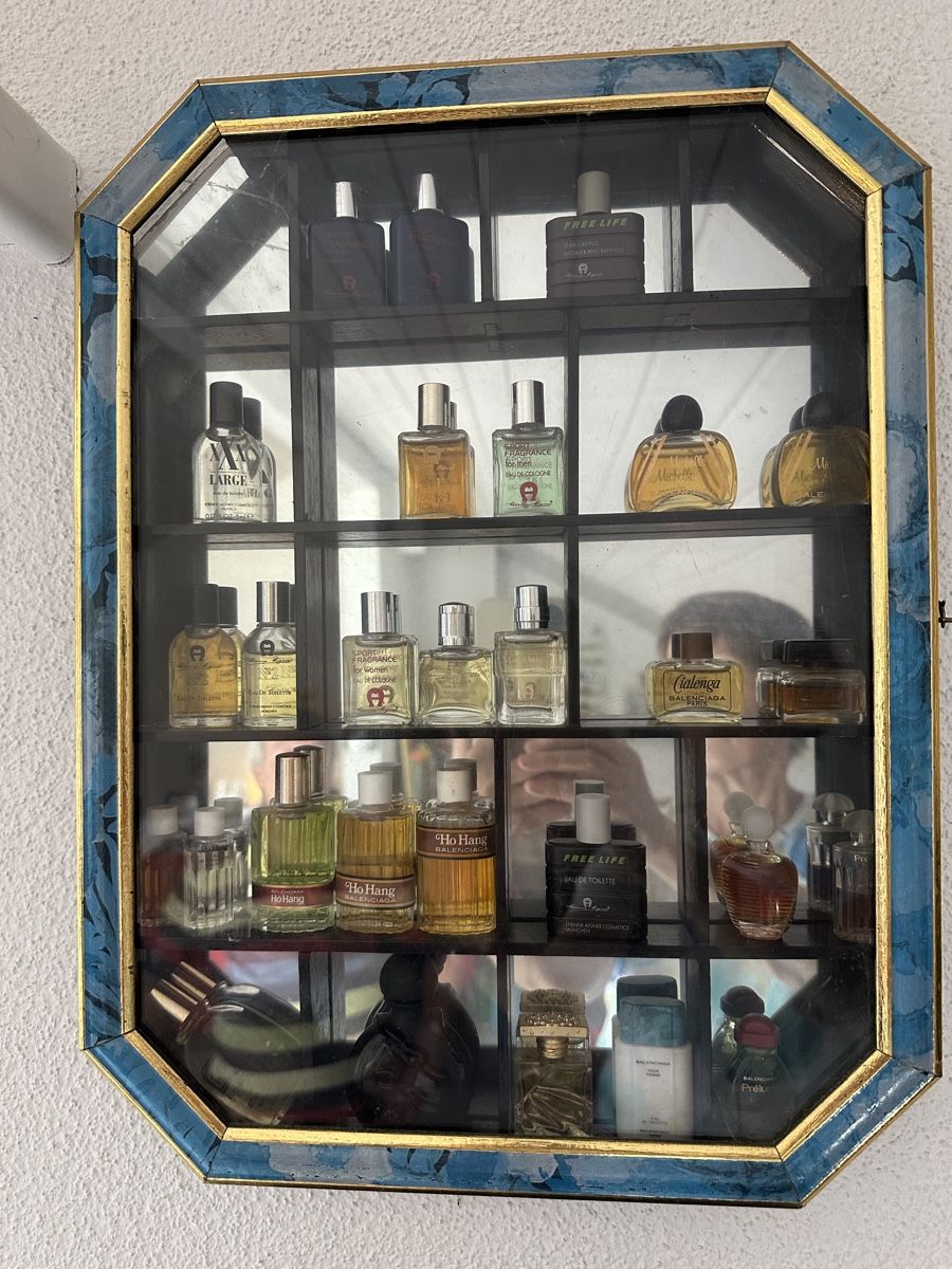 Profumi & Eau de Toilette: Antike Vitrine/Sammlervitrine mit Parfümflaschen. Top! – Nuovo (secondo la descrizione) da Wettingen venduto da Baggi7
