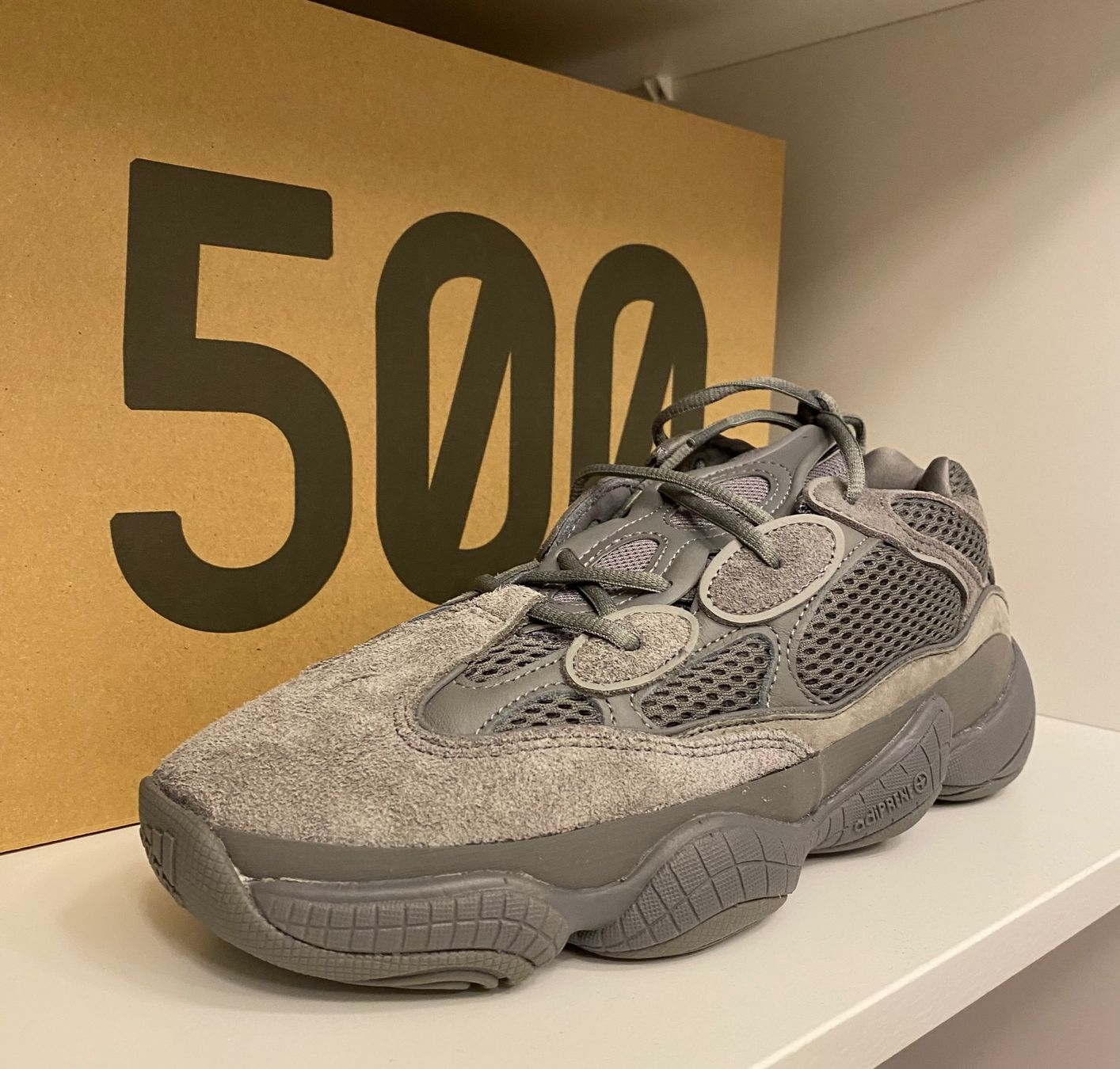 Scarpe da uomo: Adidas Yeezy 500 Granite – Nuovo e nell'imballaggio originale da Zürich venduto da Watches-Co. 1