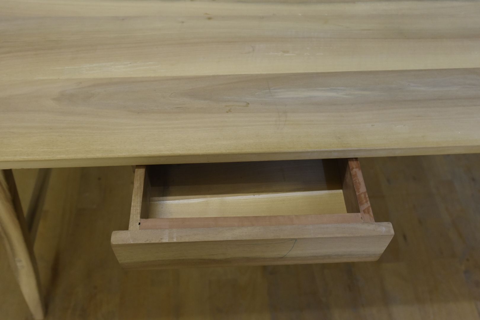 Tavoli: Wunderschöner Tisch aus Nussbaum Holz – Usato da Lichtensteig venduto da Usedinstorecom 5