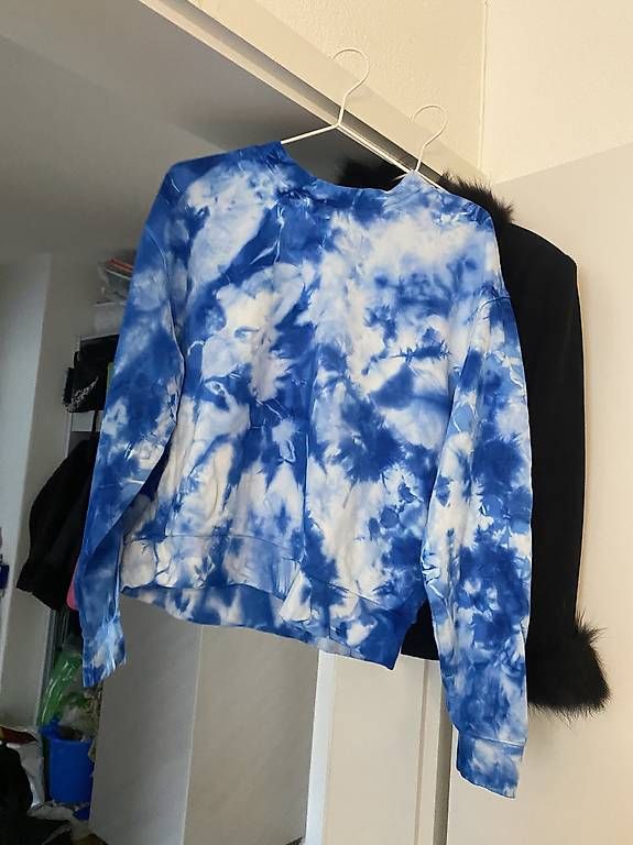 Weekday Pullover & Sweatshirts: Sweater blau Batik Pullover dunkelblau – Gebraucht aus Bern von n-dine