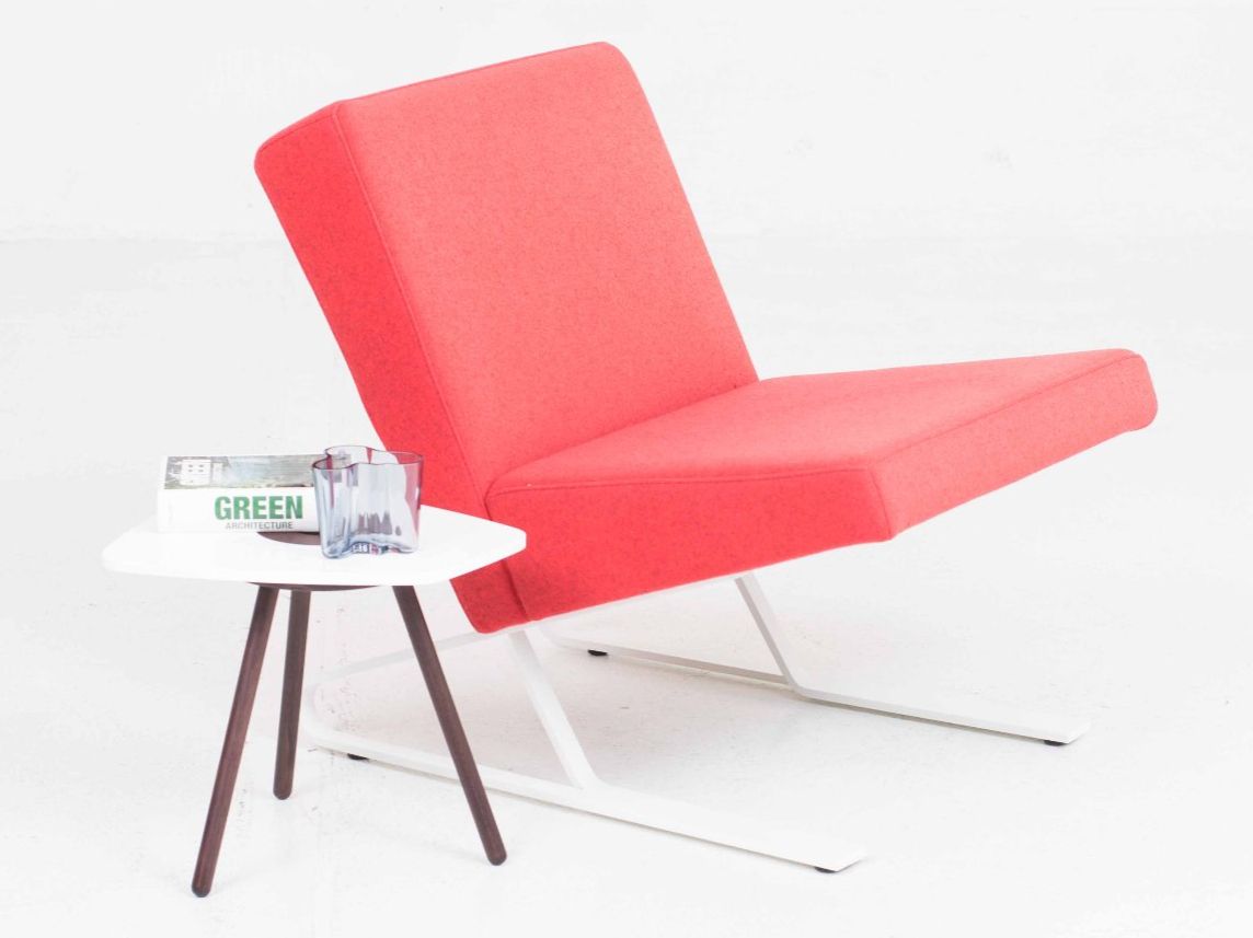 Classicon Poltrone: ClassiCon Satyr Sessel von For Use in rotem Stoff – Usato da Zürich venduto da STUZH38