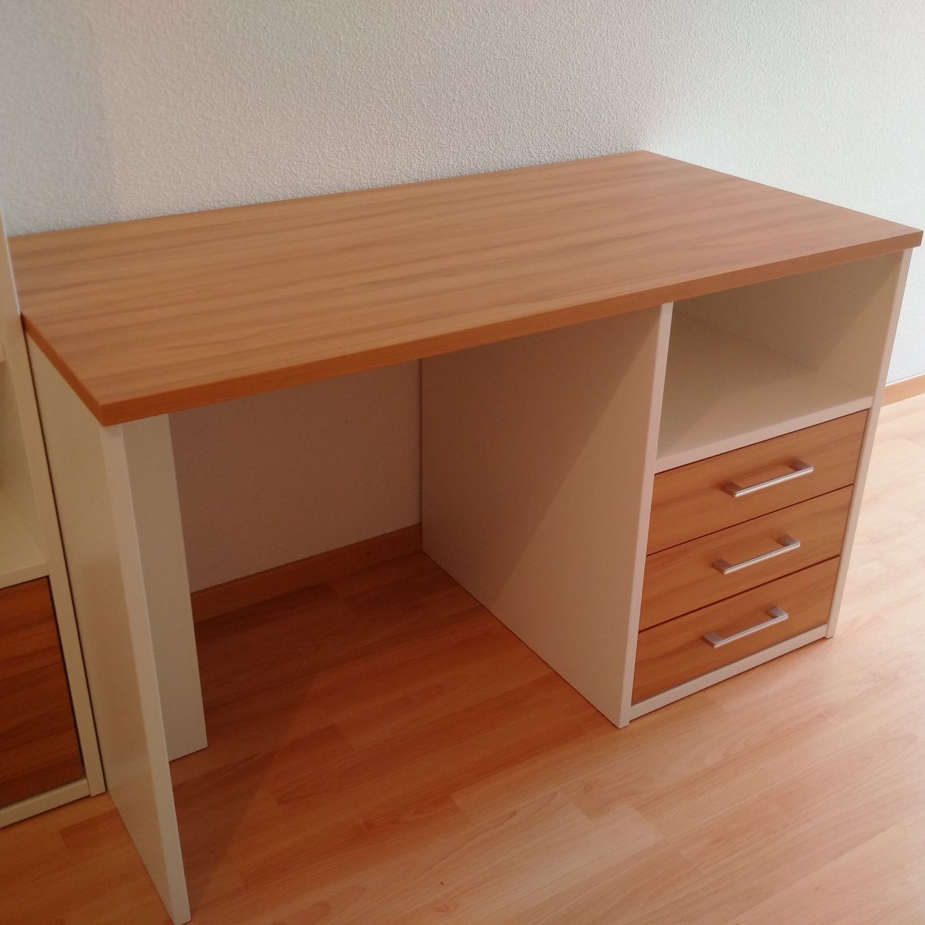 Armoires: Armoire/Commode/Étagère/Bureau/Table de nuit – D'occasion à Gland par CoinDesTrouvailles 2