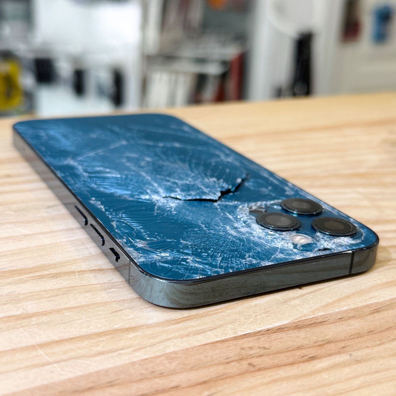 Apple Telefoni cellulari / Smartphones: Châssis iPhone 12 Pro bleu avec composants – Usato da Morges venduto da DA-repa 4