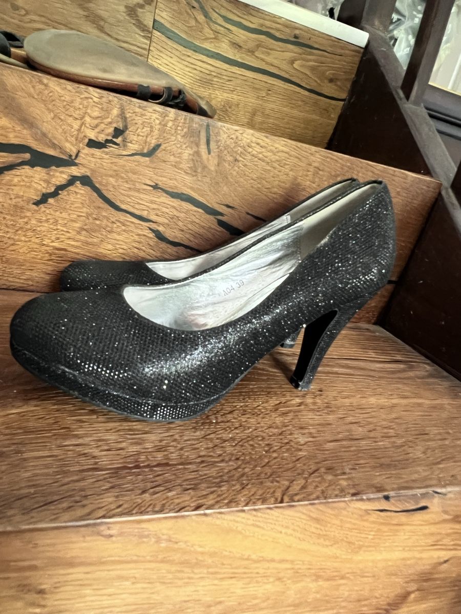 Chaussures femmes: Pumps glitzer schwarz Bella Star Grösse 39 – D'occasion à Unterterzen par syllalex 1