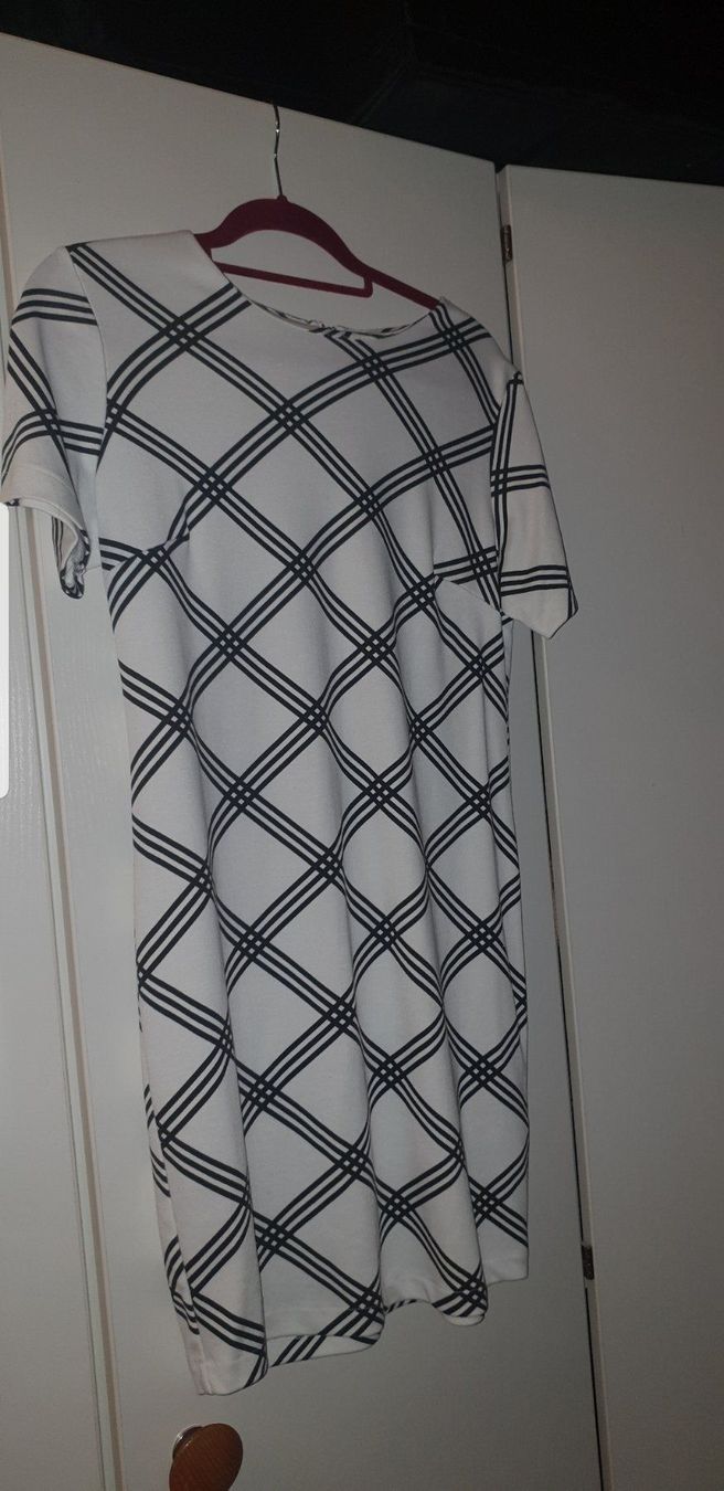 Kleider: Kleid schwarz-weiss M – Gebraucht aus Bubendorf von ang_b829
