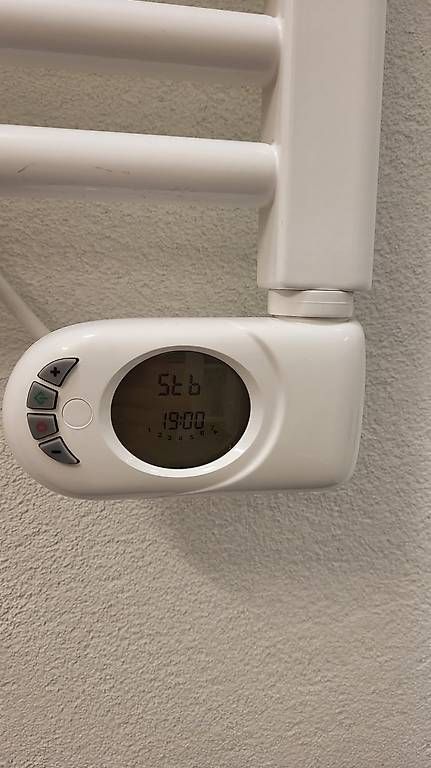 Radiatori: Elektrischer Badheizkörper mit digitalem Thermostat – Usato da Basel venduto da Di_Key 1