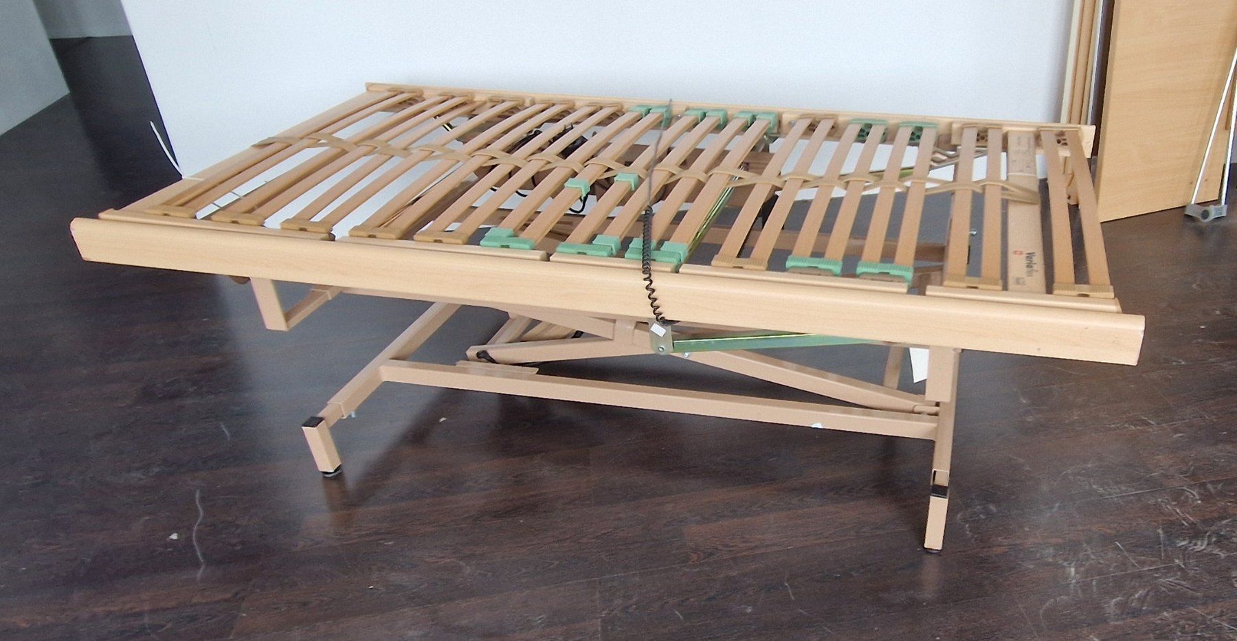 Attrezzature mediche: Pflege Bett Gestell mit Untermatratze Nr. 30 – Usato da Niederbipp venduto da Trude04