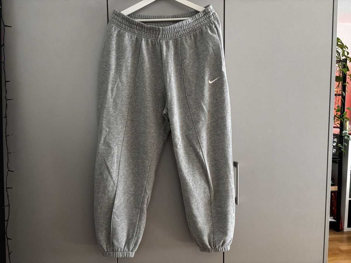 Nike Pantaloni: Nike Jogginghose grau Grösse L – Usato da Muri b. Bern venduto da melissaluna