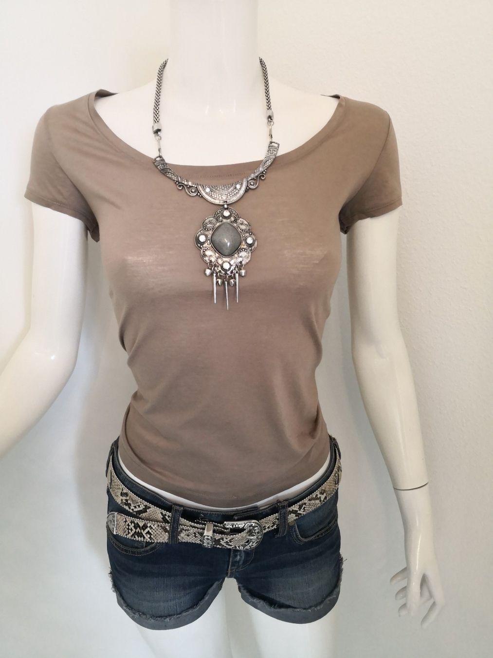 Mango T-shirt: 🤩MANGO T-SHIRT BRAUN – Usato da Olten venduto da Naja-Twins-Twins 2