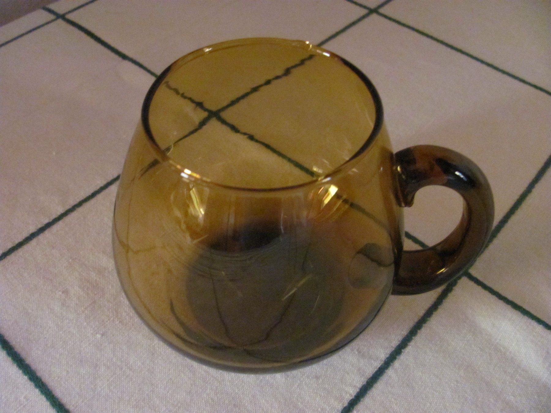 Set di piatti: Glaskrug mit 6 Gläsern, braun/gelb – Usato da Itingen venduto da wali19 2